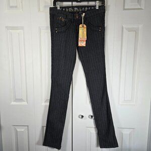 NWT Womenβs Slim Fit Jeans β Size 28, Classic Everyday Denim